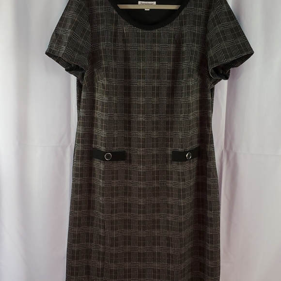 NorthStyle Dresses & Skirts - NWOT NorthStyle Plaid Short Sleeve Midi Dress